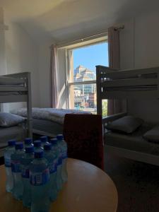 um quarto com um monte de garrafas de água numa mesa em City Centre Skyline Private Room em Dublin