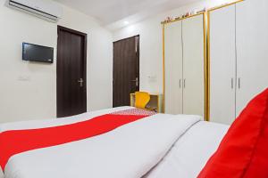 Een bed of bedden in een kamer bij OYO Flagship 78640 Hotel J Inn