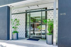 uma entrada para um edifício com dois vasos de plantas em Golden Eye Seattle em Seattle