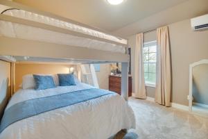 Katil atau katil-katil dalam bilik di Arkansas Guest Suite with Deck Near Fayetteville!