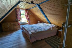 een slaapkamer met een bed in een houten huis bij Möwennest Meldorf in Meldorf