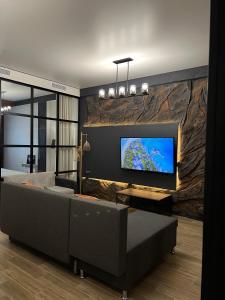 提拉斯浦的住宿－Cristal Apartament，带沙发和平面电视的客厅