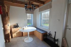 - une cuisine avec une table et un banc dans une pièce dans l'établissement Nyhem stugan, à Våxtorp