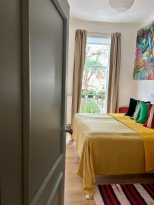 een slaapkamer met 2 bedden en een raam bij Green balcony & king size bed in Praag
