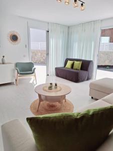 Una sala de estar con un sofá y una mesa de café. en Malibú Mogán Secret Pool Villa - Piscina privada y climatizada - Exclusive Heated Pool, en La Playa de Tauro 82 fotos más