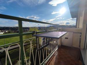 balcón con vistas al cielo en Appartamento del Sol, Bilocale, en Varese