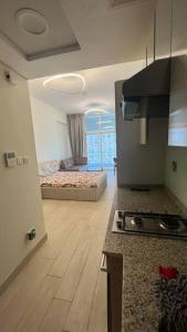 a room with a kitchen and a bedroom with two beds at studio apartment 60 sqm skyline veiw in Dubai