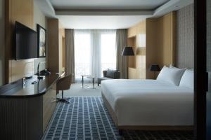 TV a/nebo společenská místnost v ubytování Skopje Marriott Hotel