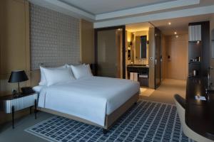 Postel nebo postele na pokoji v ubytování Skopje Marriott Hotel
