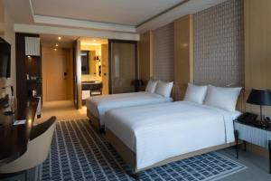 Postel nebo postele na pokoji v ubytování Skopje Marriott Hotel