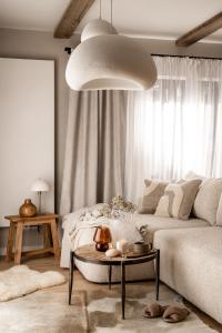 salon z kanapą i stołem w obiekcie Chalet V11 by Villa 11 Folk & Design w Zakopanem