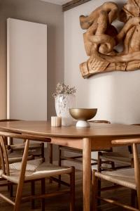 drewniany stół z dwoma krzesłami i miską na nim w obiekcie Chalet V11 by Villa 11 Folk & Design w Zakopanem