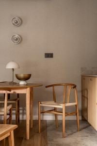 stół i krzesła z miską na ścianie w obiekcie Chalet V11 by Villa 11 Folk & Design w Zakopanem