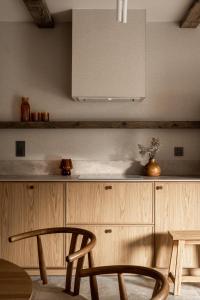 kuchnia ze stołem, krzesłem i blatem w obiekcie Chalet V11 by Villa 11 Folk & Design w Zakopanem
