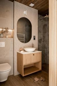 Kúpeľňa v ubytovaní Chalet V11 by Villa 11 Folk & Design