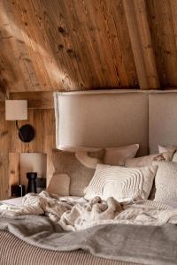 Posteľ alebo postele v izbe v ubytovaní Chalet V11 by Villa 11 Folk & Design