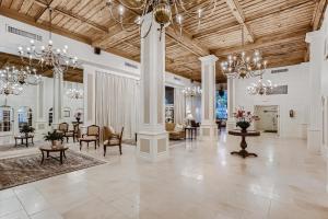 Palm Beach Hotel في بالم بيتش: لوبي كبير فيه ثريا وغرفة معيشة