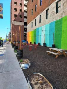 un edificio con un mural colorido en su lado en The Best Spot in Downtown St. Louis!! en St. Louis