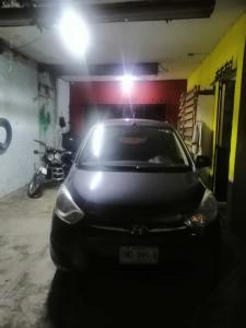 um carro estacionado numa garagem com uma luz acesa em Casa céntrica antigua completa em Orizaba