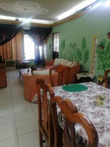 sala de estar con mesa y sofá en Casa céntrica antigua completa en Orizaba