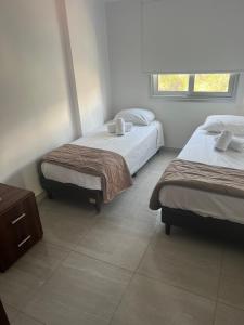 um quarto de hotel com duas camas e uma janela em Brand new Lux apartment Mackenzie em Lárnaca