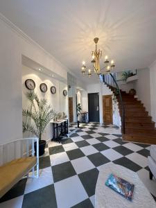 sala de estar con suelo a cuadros y escalera en Bina N28 en Kutaisi