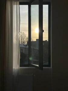 Východ nebo západ slunce při pohledu z hotelu nebo okolí