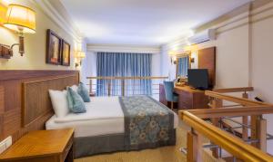 Villa Side Hotel في سيدي: غرفة في الفندق مع سرير ومكتب