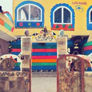 Lawanda Nubian House في أسوان: غرفة بها لوحة جدارية ملونة على جانب المبنى
