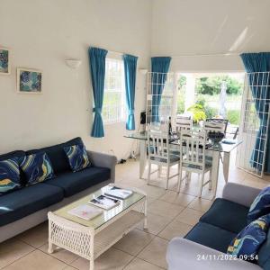 ein Wohnzimmer mit einem Sofa und einem Tisch in der Unterkunft 3 bedrooms luxurious pool house centrally located close to everything in Saint Philip