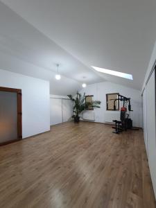 pusty pokój z drewnianą podłogą i białymi ścianami w obiekcie Vila Vati - Arena Pitesti w Piteszti