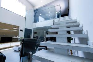 uma sala de estar com uma escada numa casa em Casa Temporada Campos do Jordão em Tremembé