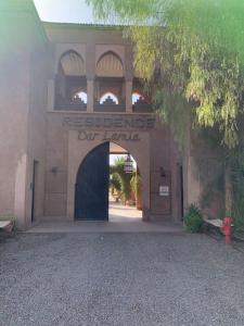 uma entrada para um edifício com um sinal que diz realojado do luton em Riad dar lamia em Marrakech
