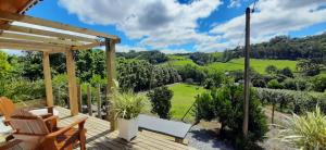 ベント・ゴンサルベスにあるChalé com Hidro, Lareira, cavalo, piscina, trilhaのブドウ畑を望むウッドデッキ