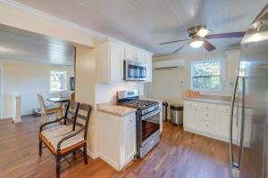 Η κουζίνα ή μικρή κουζίνα στο 270-Acre Ripley Home with On-Site Pond!