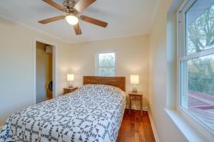 - une chambre avec un lit et un ventilateur de plafond dans l'établissement 270-Acre Ripley Home with On-Site Pond!, à Ripley