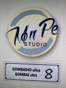 ein Schild, auf dem djtec studio und ein Label stehen in der Unterkunft MonPe apartmánik s atmosférou in Komárno