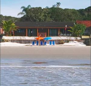 ein Haus am Strand mit Spielplatz in der Unterkunft Pousada Casa na Ilha do Mel in Paranaguá