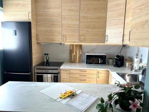 cocina con armarios de madera y encimera blanca en Breathtaking Scenery and Cozy Comfort in Bergen en Bergen