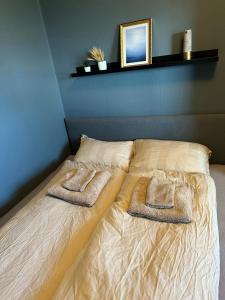 łóżko z dwoma ręcznikami na górze w obiekcie Breathtaking Scenery and Cozy Comfort in Bergen w Bergen