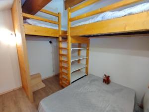 Cocon Alpin - Praz de Lys Sommand客房内的一张或多张床位