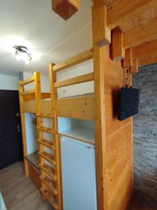 Cocon Alpin - Praz de Lys Sommand客房内的一张或多张双层床