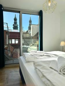 維也納的住宿－Residential Elegance: YourVienna Classic Apartments in City Center，一间卧室设有两张床和大窗户