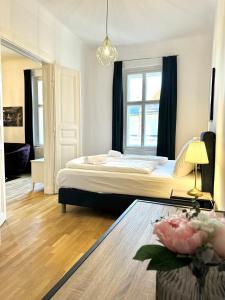 維也納的住宿－Residential Elegance: YourVienna Classic Apartments in City Center，一间卧室设有一张大床和窗户
