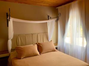 En eller flere senge i et værelse på Chalé com hidro e vista (insta @altodamontanhars)