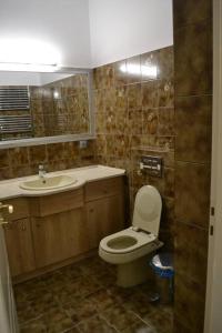 łazienka z toaletą i umywalką w obiekcie Gravia's Villa w mieście Graviá