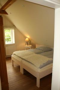 um quarto com uma cama e uma janela em Ferienwohnung Gänhauk 16 em Löningen