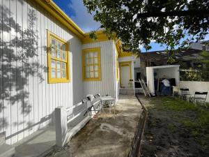 una casa que se está construyendo con una ventana amarilla en el lateral en Owls Hostel en Oporto