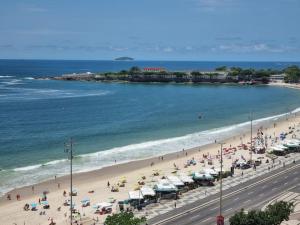 una playa con gente y sombrillas y el océano en Front Ocean Copacabana, en Río de Janeiro