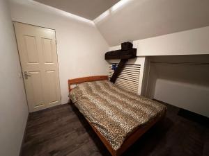 1 dormitorio pequeño con 1 cama en una habitación en Moerse rust, en 's-Gravenmoer